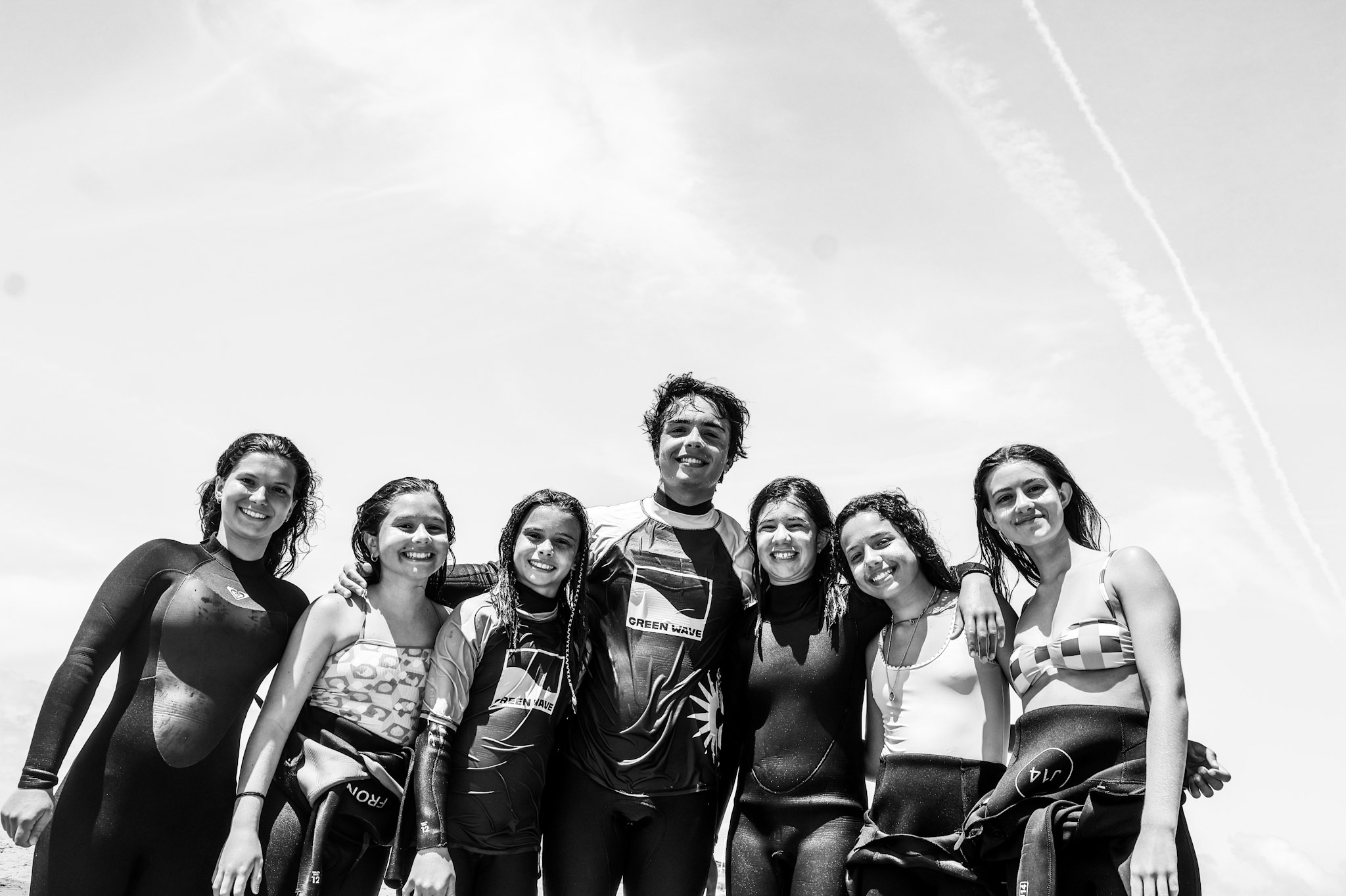 Grupo de alunos com pranchas de surf após aula em Cascais